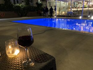 Rotwein am Pool