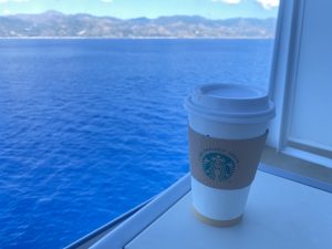 Starbucks Kaffee auf dem Balkon