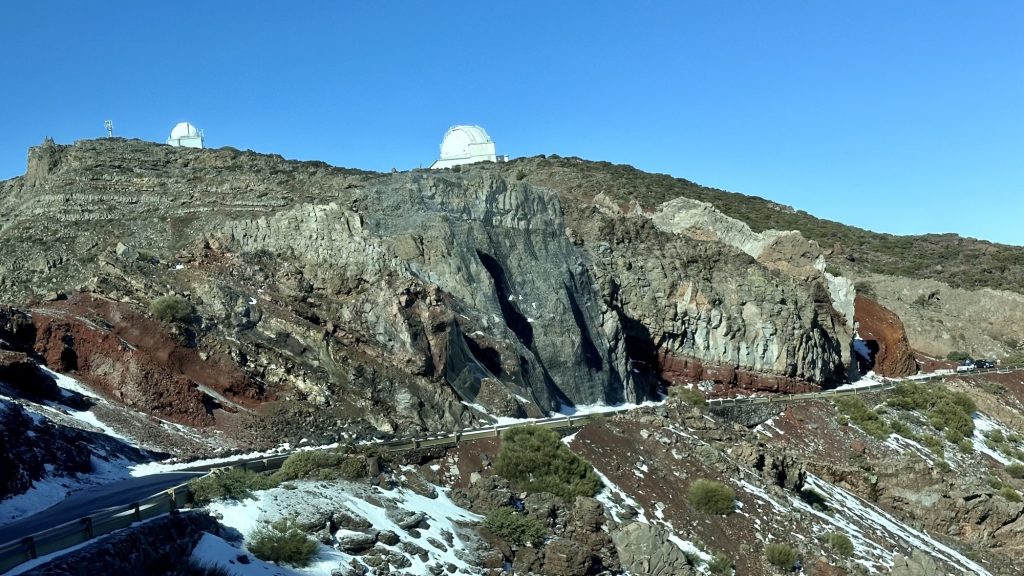 Über Serpentinen auf knapp 2.500 m