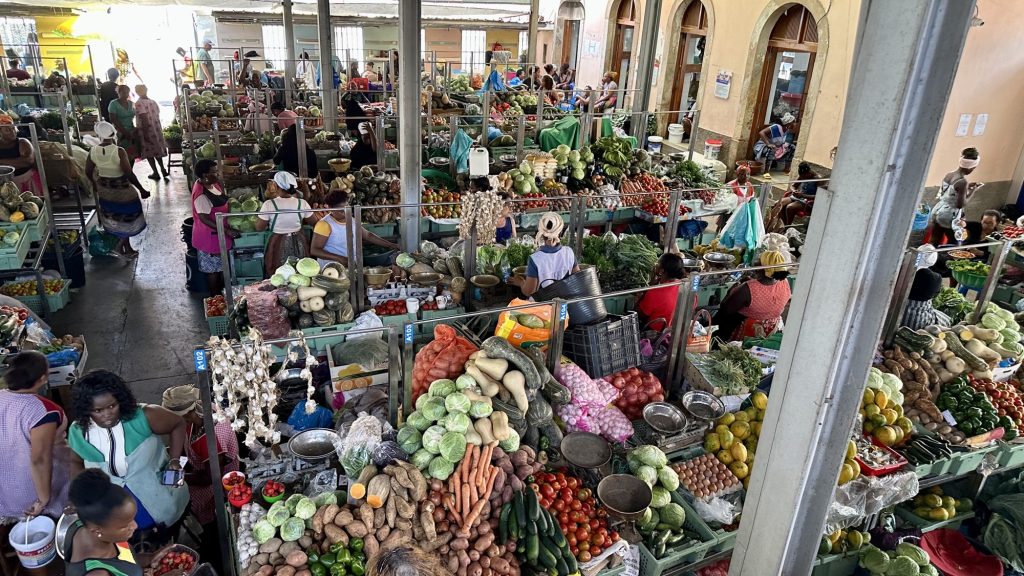 Obst- und Gemüsemarkt in Praía