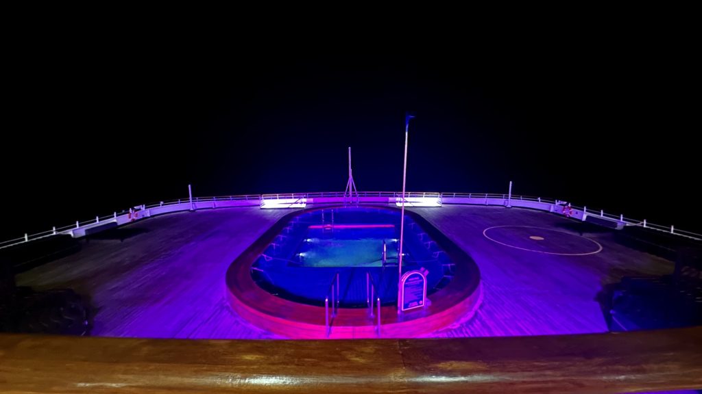 Nächtlicher Blick aufs Oasis Deck