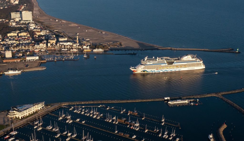 AIDAdiva in Warnemünde