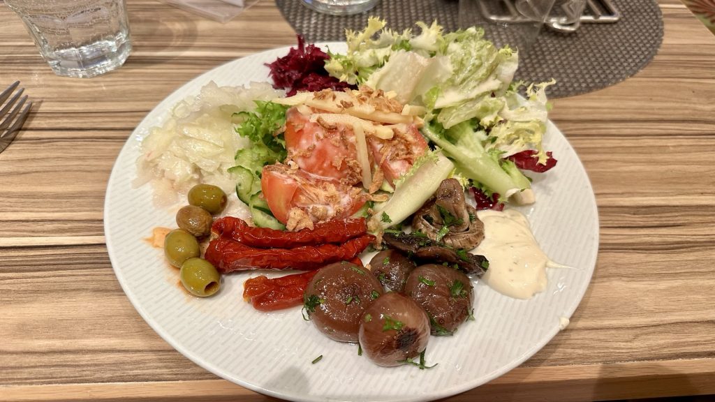 Leichtes Mittagessen im Weite Welt Restaurant