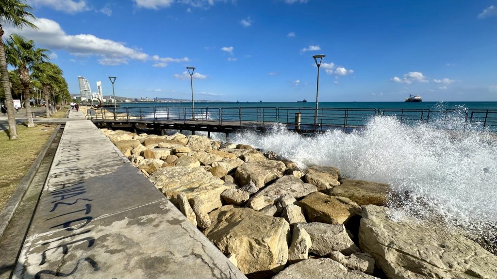 Strand und Hafenpromenade von Limassol