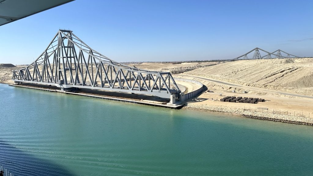 Eisenbahnbrücke im Suez-Kanal