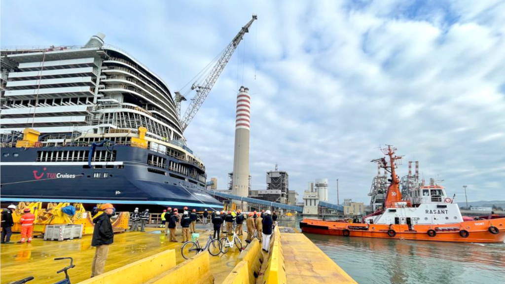 Mein Schiff Relax wird zum Ausrüstungskai geschleppt