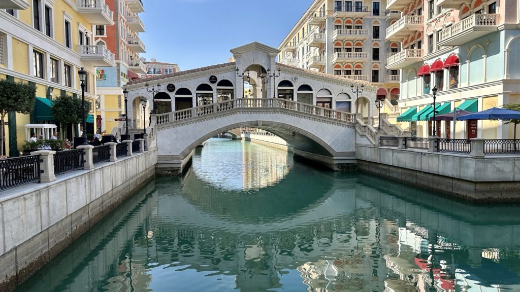 The Pearl, Doha ("Rialtobrücke")