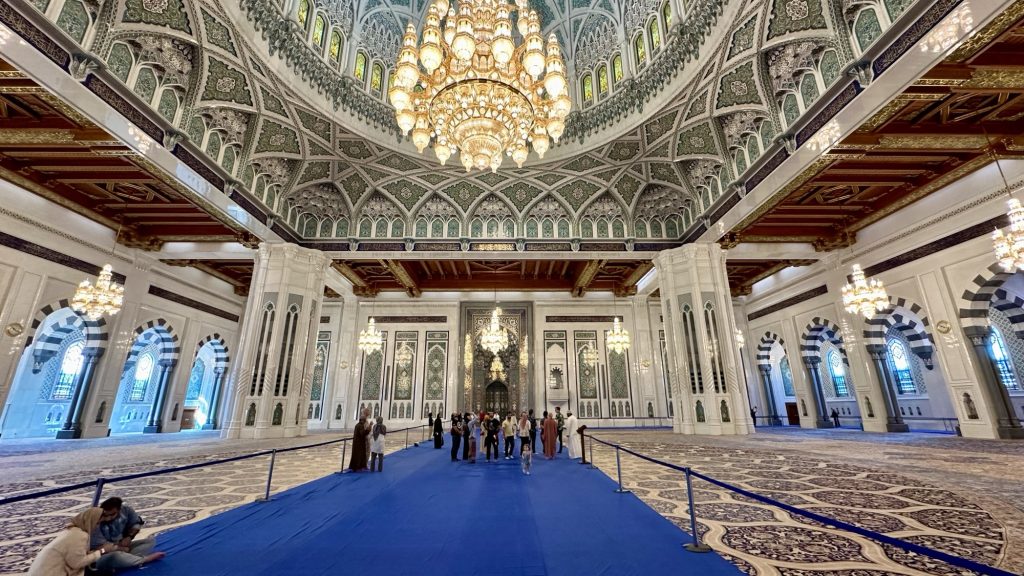 Großer Gebetsraum in der Moschee in Muscat, Oman