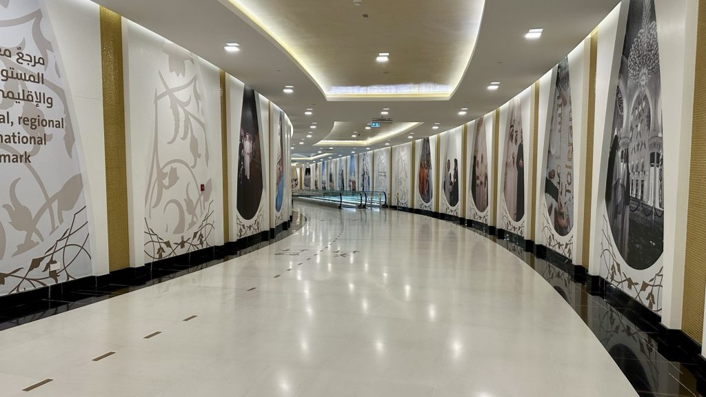 Der Tunnel zum Eingang der Moschee in Abu Dhabi