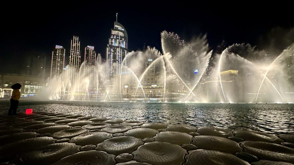"The Fountain" am Burj Khalifa (vom Steg aus gesehen)