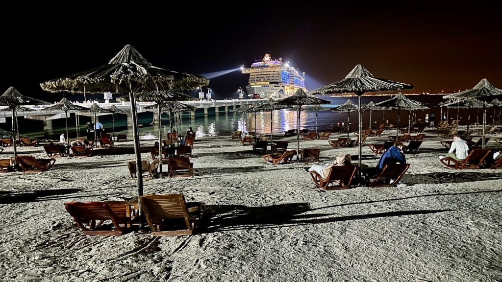 Strand mit AIDAprima auf Sir Bani Yas