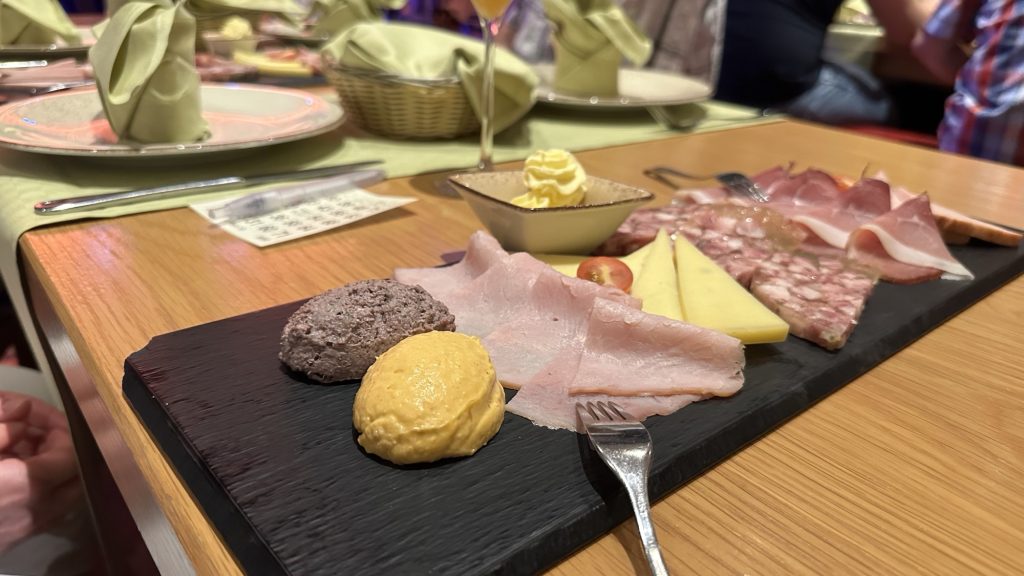 Brotzeit beim Club@Sea-Treffen im Brauhaus