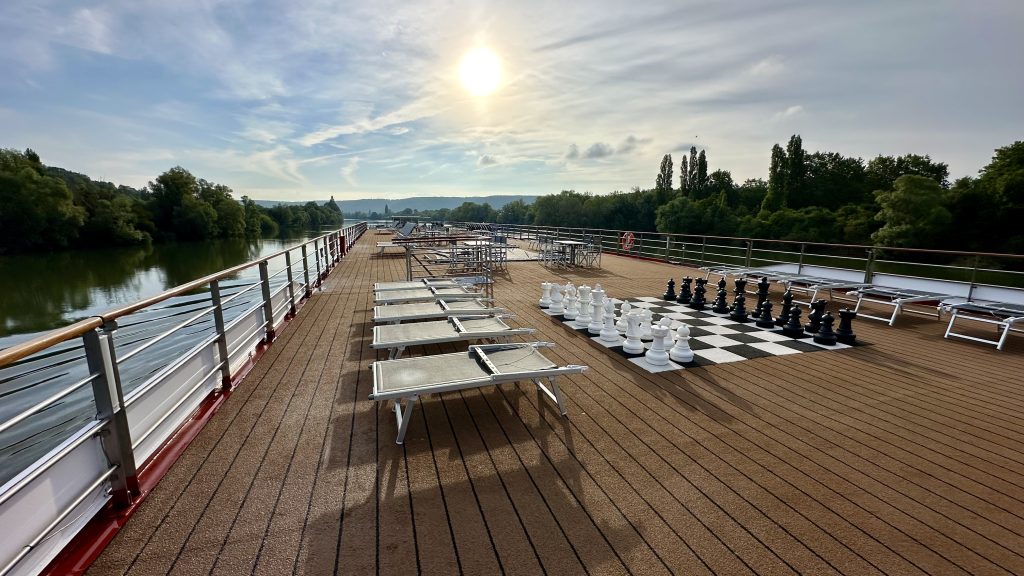 Flussfahrt in den Sonnenaufgang ...